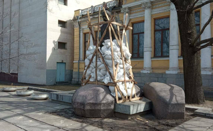 Новости Днепра про Памятник Яворницкому в Днепре теперь одет в 