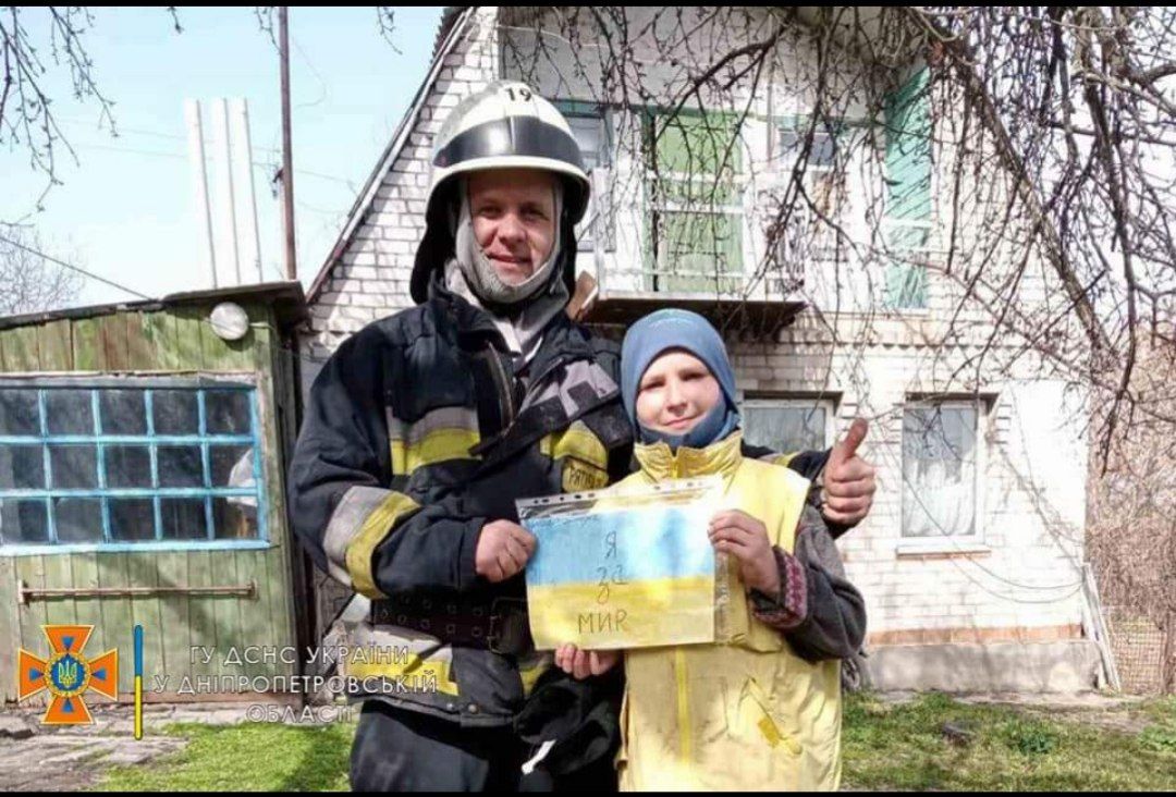 Новости Днепра про Трогательно: мальчик подарил спасателям Днепропетровщины рисунок и пожелал мира
