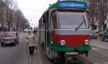 В Днепре трамвай сошел с рельс (ФОТО)