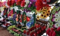 Жителей Днепра просят не нести на кладбища пластиковые цветы