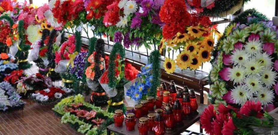 Новости Днепра про Жителей Днепра просят не нести на кладбища пластиковые цветы