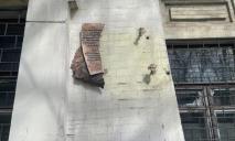 В Днепре вандалы разбили мемориальную доску на родном доме поэта-барда