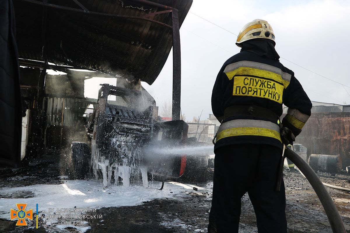 Новости Днепра про В Днепре на территории предприятия возник пожар из-за горящего сухостоя