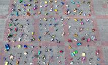 В Каменском на площади оставили сотни игрушек и велосипедов