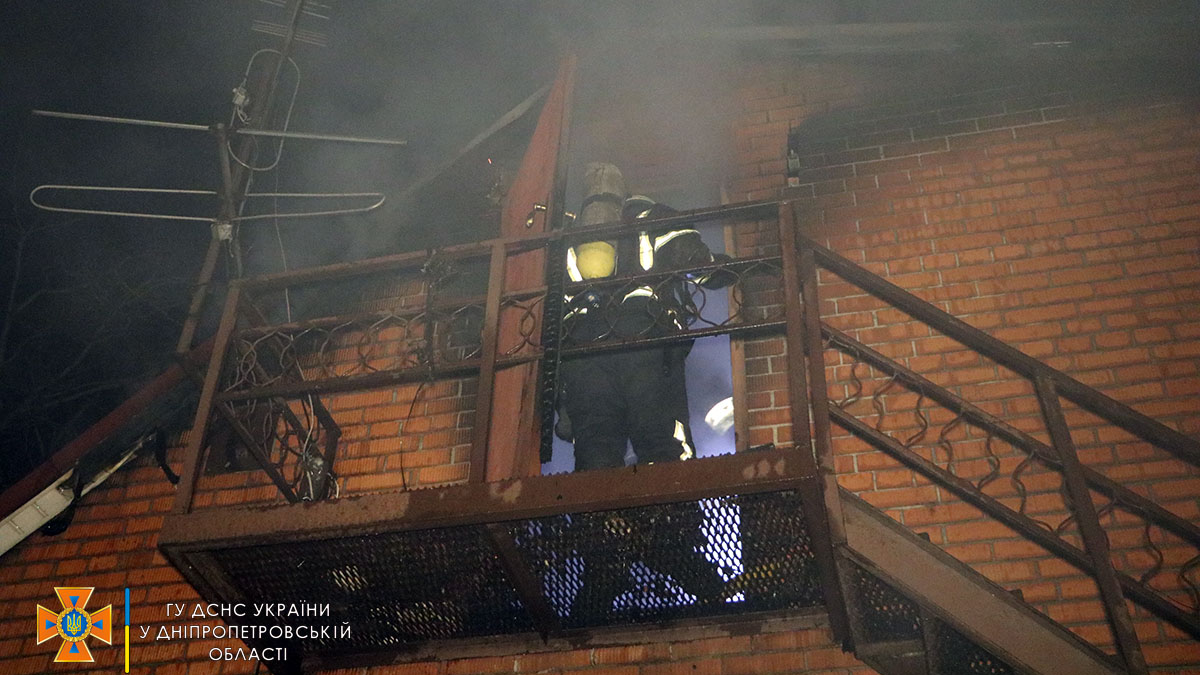 Новости Днепра про В Днепре горел одноэтажный дом: повреждена крыша