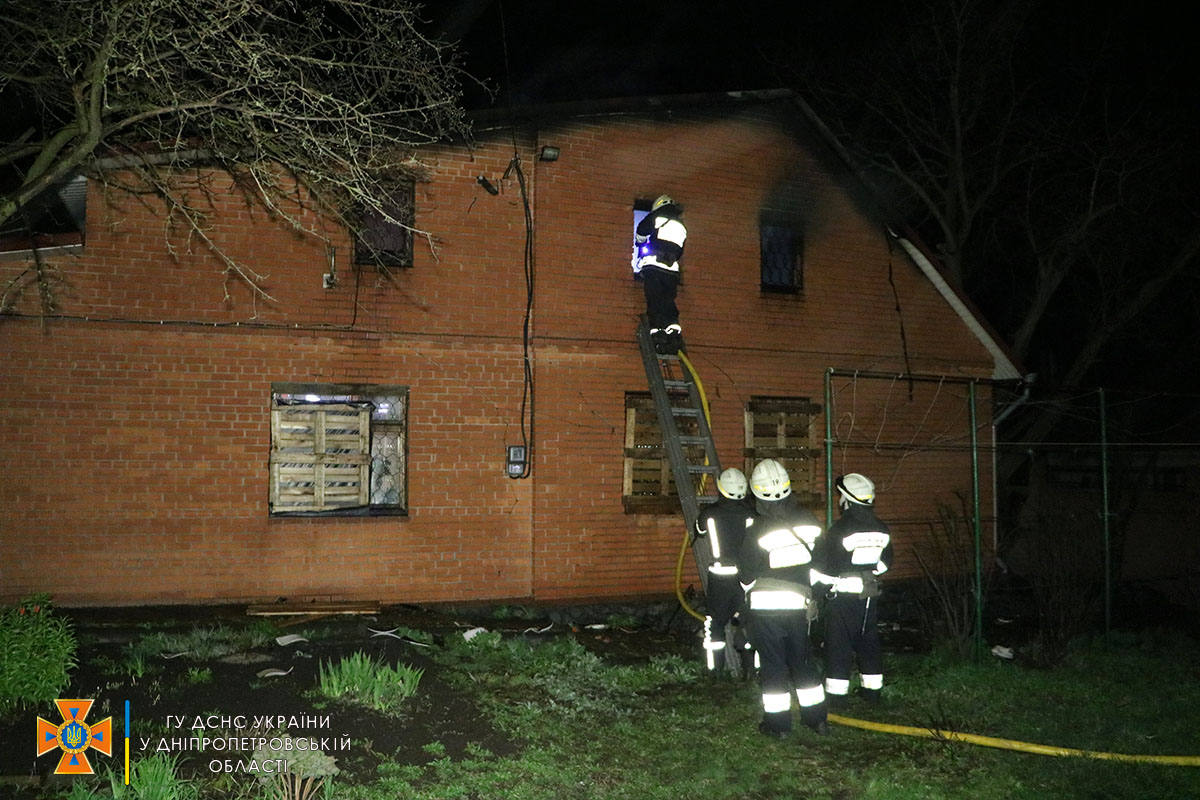 Новости Днепра про В Днепре горел одноэтажный дом: повреждена крыша