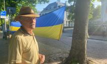 Перед зданием посольства россии в Гааге вывесили 20-метровый флаг Украины