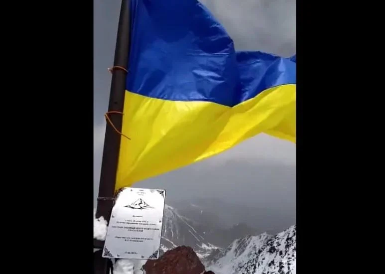 Новости Днепра про В Кыргызстане на пике имени путина установили флаг Украины (видео)