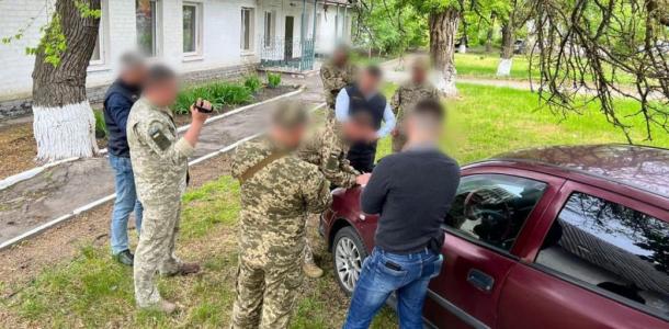 Обещал не проверять и не наказывать: на Днепропетровщине на взятке поймали чиновника воинской части