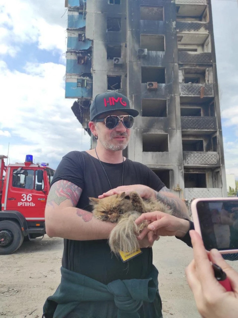 Новости Днепра про Пушистое чудо: с 7 этажа уничтоженного здания в Бородянке спасли кота