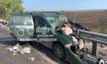 На Днепропетровщине иномарка наехала на отбойник: пострадали 4 человека