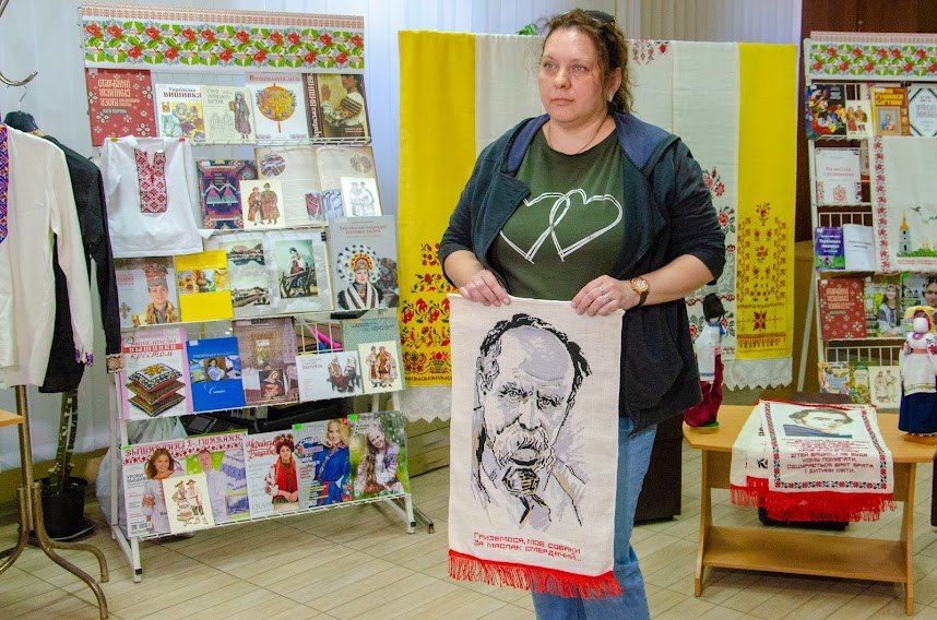 Новости Днепра про В библиотеке открылась выставка работ мастера вышивки из Днепропетровщины