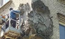 В Днепре демонтировали барельеф с советской символикой