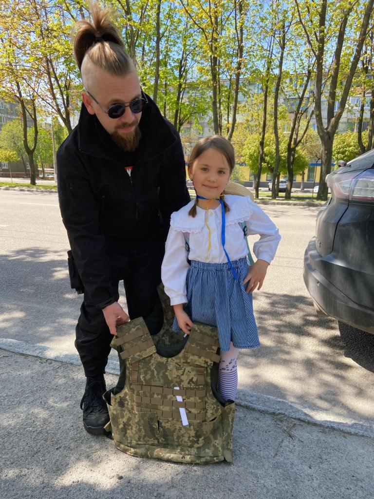 Новости Днепра про Шестилетняя девочка из Днепра собрала 118 тысяч гривен на помощь ЗСУ