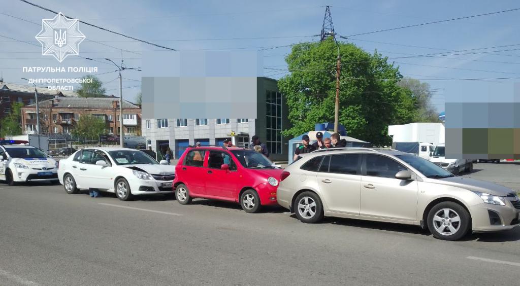 Новости Днепра про В Днепре на проспекте Богдана Хмельницкого врезались друг в друга три автомобиля