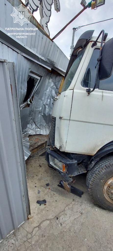 Новости Днепра про Въехал в шиномонтаж: в Днепре грузовик МАЗ столкнулся с Opel