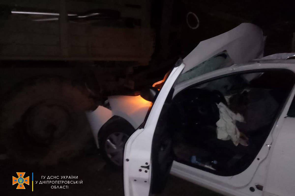 Новости Днепра про На Днепропетровщине столкнулись Renault и грузовик: погиб 8-летний ребенок