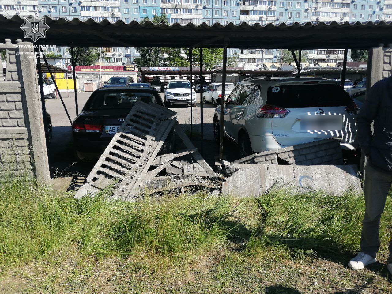 Новости Днепра про Употреблял наркотики: в Днепре водитель иномарки врезался в забор парковки