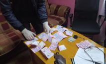 На Днепропетровщине полицейские поймали врача на взятке