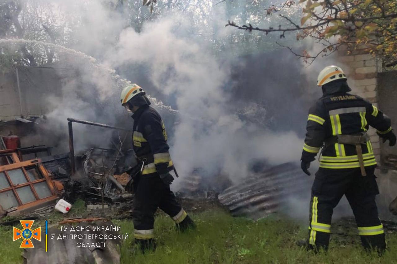 Новости Днепра про На территории частного дома в Днепре возник пожар (ФОТО)