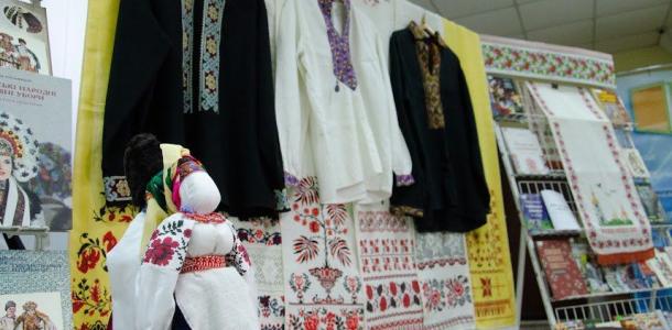 В библиотеке открылась выставка работ мастера вышивки из Днепропетровщины