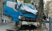 Отказали тормоза: в Днепре на Сечевых Стрельцов грузовик врезался в светофор