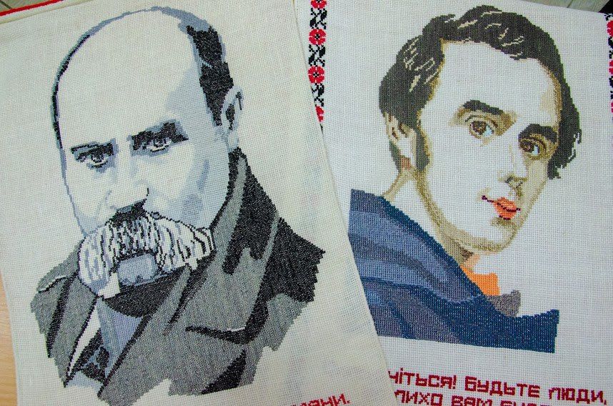 Новости Днепра про В библиотеке открылась выставка работ мастера вышивки из Днепропетровщины
