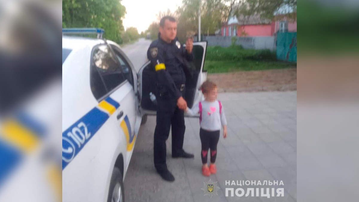 Новости Днепра про Не остались в стороне: на Днепропетровщине полицейские вернули домой 3-летнюю девочку