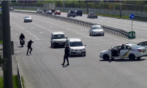 Призрачный гонщик: в Днепре мотоциклист сбил полицейского (видео)