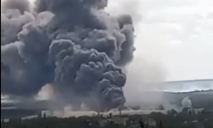 В Соледаре на Донетчине прогремел мощный взрыв: над городом огромный столб дыма (видео)