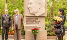 В Днепре открыли памятник бывшему ректору ДНУ Николаю Полякову