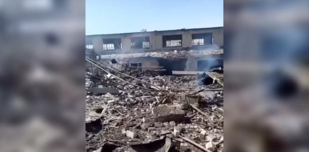 Оккупанты ракетным ударом разрушили здания завода «Артемсоль» в Соледаре (видео)