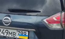 Россияне в Польше наклеили на свои машины украинскую символику (ВИДЕО)