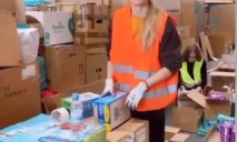 Водит погрузчик и носит яркую жилетку: Вера Брежнева работает на гуманитарном складе в Польше