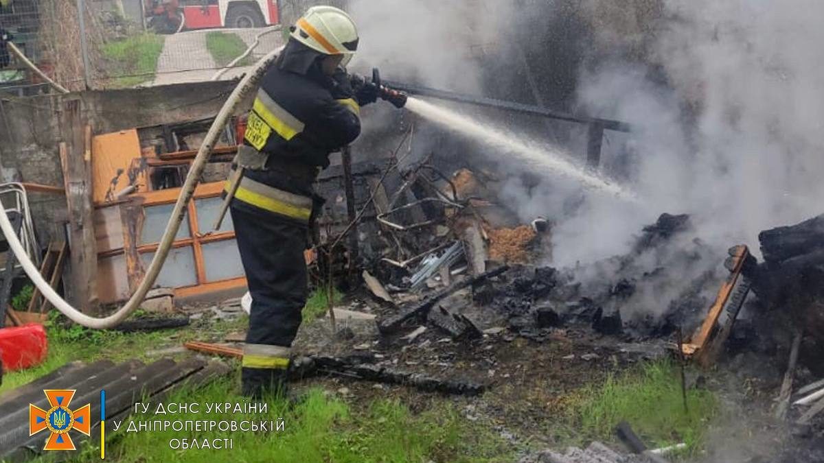 Новости Днепра про На территории частного дома в Днепре возник пожар (ФОТО)