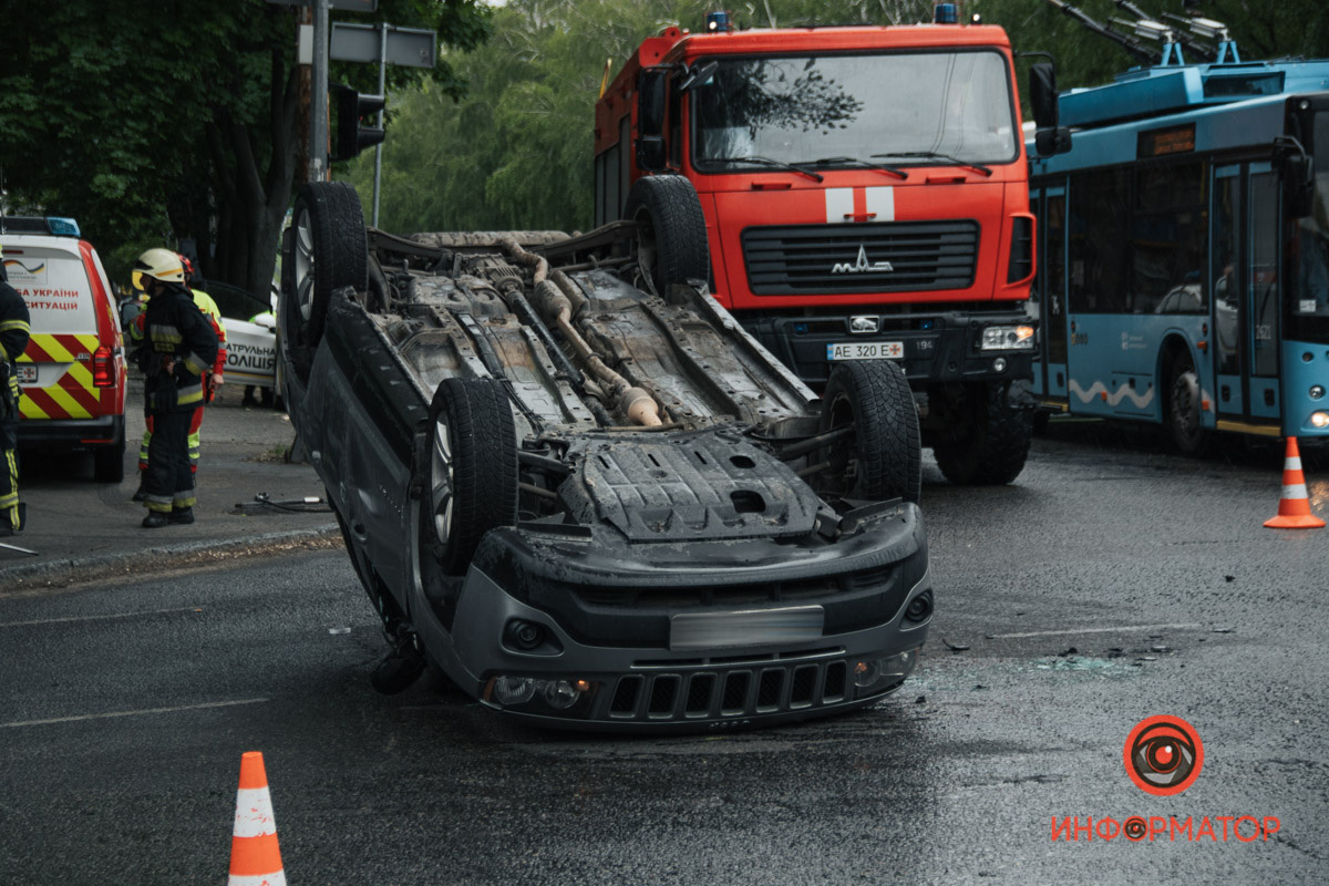 Новости Днепра про В Днепре на Поля столкнулись две иномарки: Jeep перевернулся