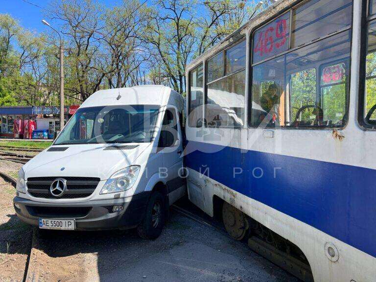 Новости Днепра про В Кривом Роге столкнулись трамвай и маршрутка: есть пострадавшие