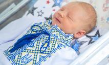 Поколение патриотов: в Днепре новорожденным подарили их первые вышиванки