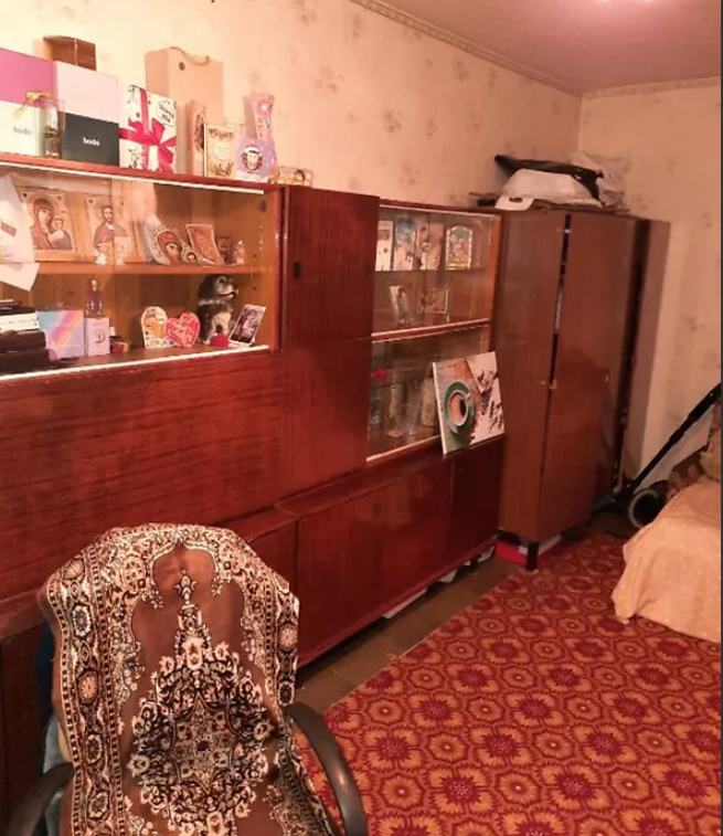 Новости Днепра про «Взрослая» мебель и иконы в серванте: как выглядит квартира за 3,5 тыс грн в аренду в Днепре (ФОТО)