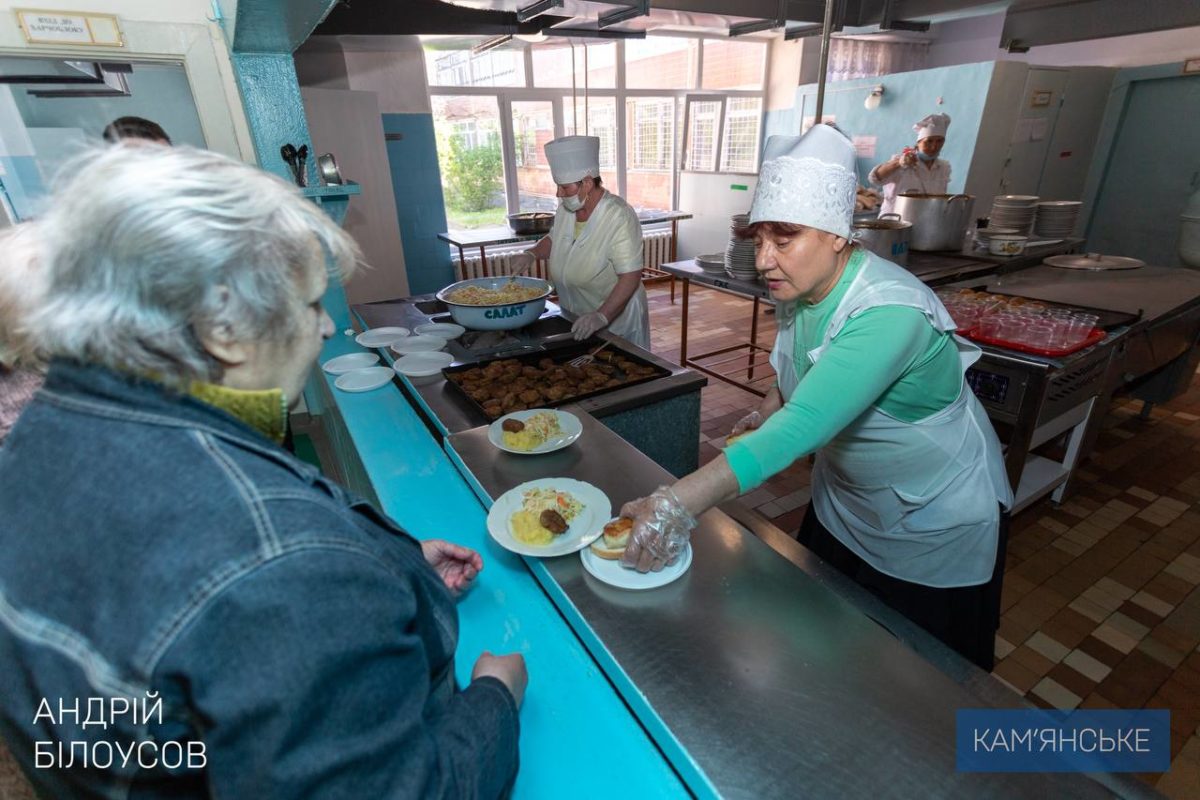 Новости Днепра про В школьных столовых Каменского готовят еду для военных, ТрО и переселенцев