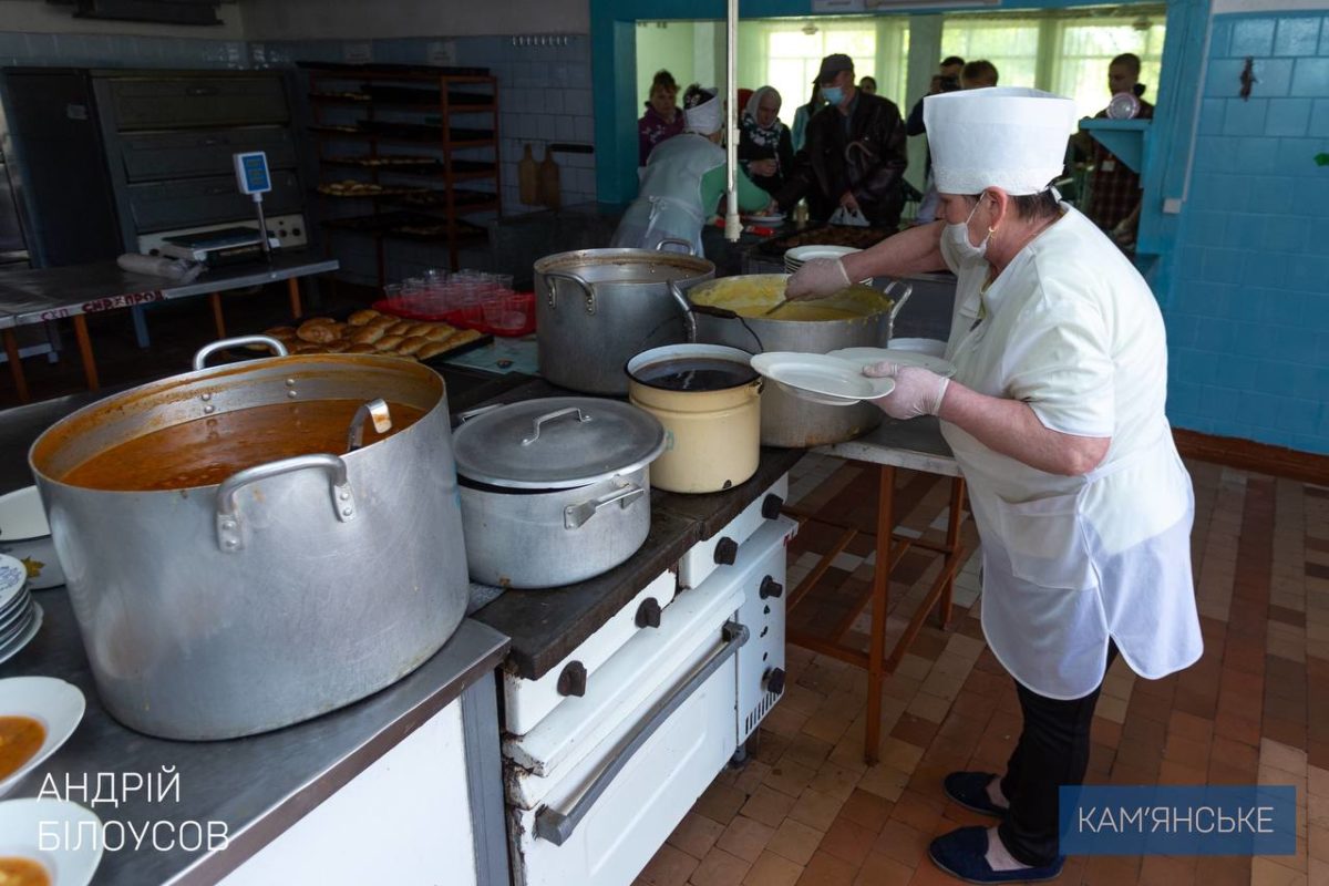 Новости Днепра про В школьных столовых Каменского готовят еду для военных, ТрО и переселенцев