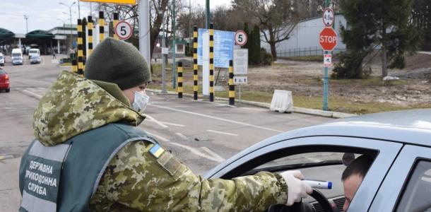 Выезд за границу мужчин призывного возраста: еще трем категориям разрешили покидать Украину