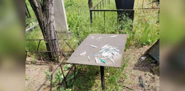 На кладбище в Днепре нашли десятки использованных шприцев