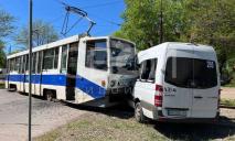 В Кривом Роге столкнулись трамвай и маршрутка: есть пострадавшие