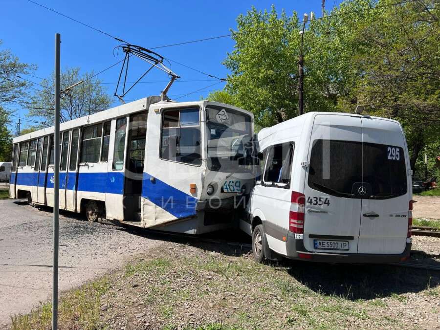 Новости Днепра про В Кривом Роге столкнулись трамвай и маршрутка: есть пострадавшие