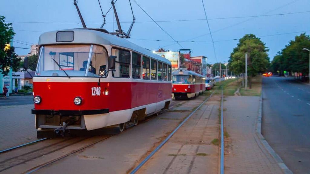 Новости Днепра про В Днепре изменится движение трамваев из-за ремонта колеи на Амурском мосту