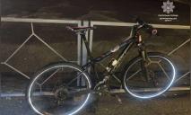 Захотели покататься: в центре Днепра двое парней украли велосипед