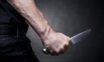 Конфликт закончился поножовщиной: в Никополе 20-летнему парню всадили нож в живот
