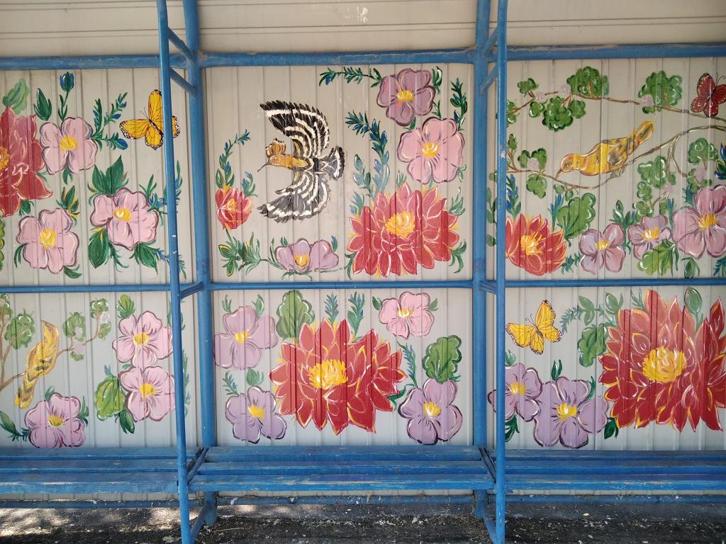 Новости Днепра про Яркие цветы и бабочки: юная никопольчанка превратила транспортную остановку в арт-объект