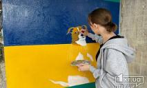 Художница из Кривого Рога украшает свой подъезд патриотическими рисунками